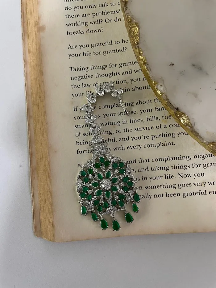 Necklaces PRERTO ECOMMERCE PRIVATE LIMITED Gahri Emerald Diamond Floret Drops Necklace Set Necklace Earrings Mang Tika